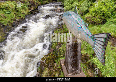 Una scultura intitolata Yeltatzie salmone da artista locale Terry Pyles sopra il torrente Ketchikan (un flusso di salmone) circa per entrare Creek Street in Ketchikan Foto Stock