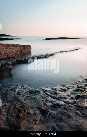 Alba a Howick cicatrice sulla costa di Northumberland vicino Craster e Alnwick Foto Stock