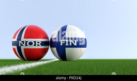 Finlandia vs. Norvegia partita di calcio - palloni da calcio in Finlandia e in Norvegia i colori nazionali su un campo di calcio. Copia dello spazio sul lato destro Foto Stock