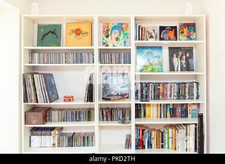 Dischi in vinile e CD di musica del disco e una collezione di libri Foto Stock