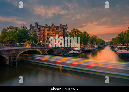 Una serata di Amsterdam con la vista dalla Papiermolensluis il Brouwersgracht. Foto Stock