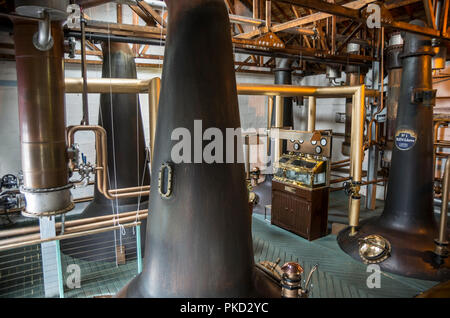 Whisky alambicchi a Bruichladdich Distillery, Islay, Scozia Foto Stock