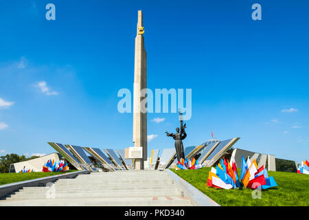 MINSK, Bielorussia - 11 settembre 2018: monumento vicino all'edificio bielorusso Museo della Grande Guerra Patriottica di Minsk, Bielorussia Foto Stock