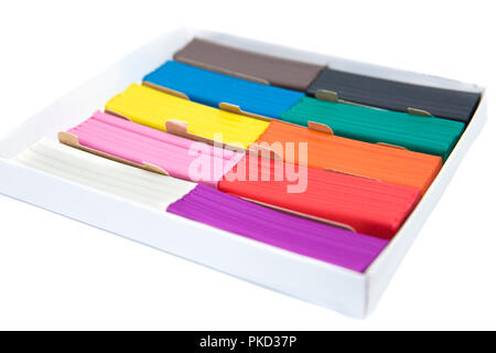 Insieme multicolore di plastilina per bambini su sfondo bianco. Isolato su bianco Foto Stock