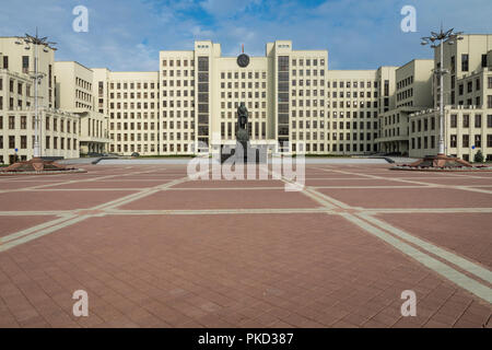 MINSK, Bielorussia - 11 settembre 2018: Monumento di Lenin vicino al Palazzo del Governo della Repubblica di Bielorussia. Piazza Indipendenza, Minsk, Bielorussia. Foto Stock