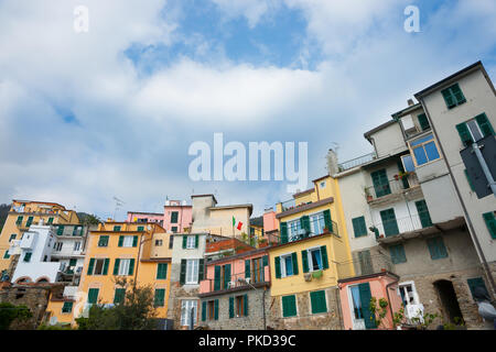 Arhitecture tipici e i colori della terrazza case in italiano borgo di Riomaggiore Foto Stock