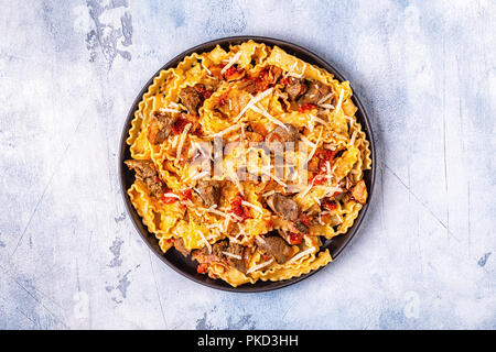 Pasta con fegato di pollo salsa, vista dall'alto. Foto Stock