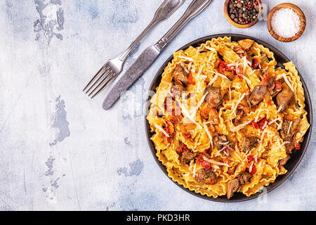 Pasta con fegato di pollo salsa, vista dall'alto. Foto Stock