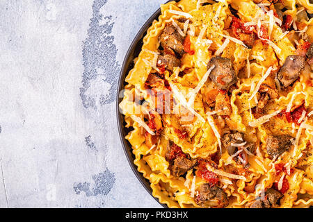 Pasta con fegato di pollo salsa, vista dall'alto. Foto Stock