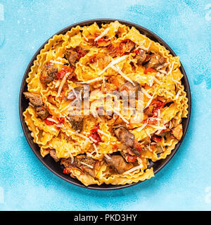 Pasta con fegato di pollo salsa, vista dall'alto. Foto Stock