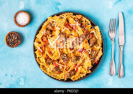 Pasta con fegato di pollo salsa, vista dall'alto. Foto Stock