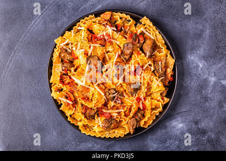 Pasta con fegato di pollo salsa, vista dall'alto. Foto Stock