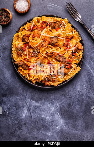 Pasta con fegato di pollo salsa, vista dall'alto. Foto Stock