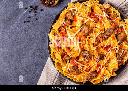 Pasta con fegato di pollo salsa, vista dall'alto. Foto Stock