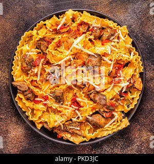 Pasta con fegato di pollo salsa, vista dall'alto. Foto Stock