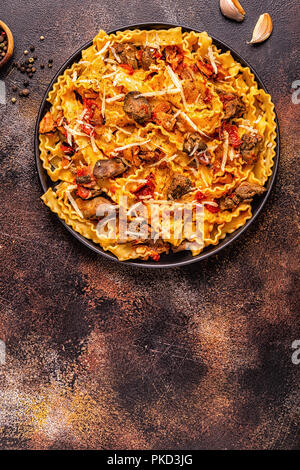 Pasta con fegato di pollo salsa, vista dall'alto. Foto Stock