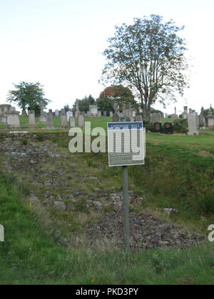 Il basamento in pietra del Antonine Wall, costruita dai Romani in ANNUNCIO 142, può essere visto in due luoghi al cimitero Boclair, Bearsden, Glasgow, Scozia Foto Stock