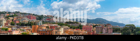 Il bellissimo panorama della città di Genova con i suoi edifici colorati, sulle colline, in una giornata di sole dell'estate in Italia. Foto Stock