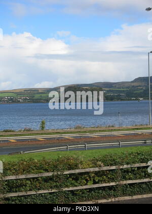 Una vista di Dumbarton Rock provenienti da tutta l'estuario del Clyde sulle rive del Langbank, Port Glasgow, Scozia (settembre 2018) Foto Stock