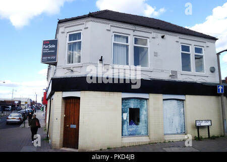 Facciata di un villaggio Nat West Bank chiusa in Dinnington, South Yorkshire Foto Stock