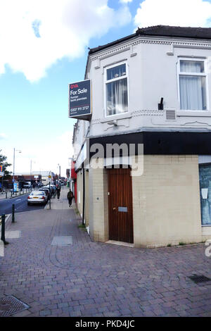 Facciata di un villaggio Nat West Bank chiusa in Dinnington, South Yorkshire Foto Stock