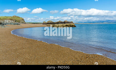 Una vista di una piccola baia a punta di Llanddwyn Island sull'Isola di Anglesey. Preso il 13 agosto 2018. Foto Stock