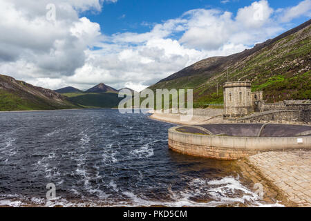 Silent Valley il serbatoio di traboccamento rotondo e Slieve Binnian sulla destra e la vista da Doan montagna nella Mourne Mountains. SIlent Valley, vicino Kilkeel Foto Stock