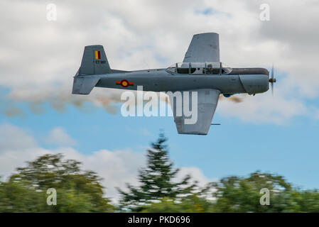 Un Nanchang CJ-6un ex militare aerei trainer rende un passaggio rapido di fumo finale dopo il decollo da Popham Airfield, UK nel pomeriggio del 9/9/18. Foto Stock