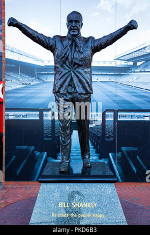 LIVERPOOL, Regno Unito - 17 Maggio 2018: Statua di Bill Shankly di fronte Anfield. Lui è il manager che porta a Liverpool per 1° Divisione nel 1962 e ricostruito il Foto Stock