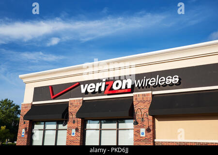 Verizon Wireless esterno anteriore segno e logo aziendale a Montgomery in Alabama, Stati Uniti d'America. Foto Stock