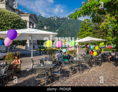 Pura Vida Bar ristorante al fresco presso il Tempio Voltiano museo sulla riva del lago di Como, Lombardia, Italia Foto Stock