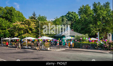 Pura Vida Bar ristorante al fresco presso il Tempio Voltiano museo sulla riva del lago di Como, Lombardia, Italia Foto Stock