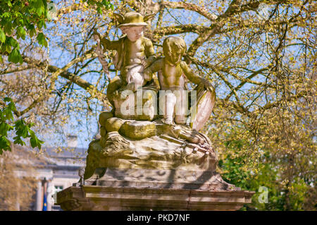 Monumenti, antiche sculture nel Parco di Bruxelles (Parc de Bruxelles) di fronte al Palazzo Reale. Foto Stock