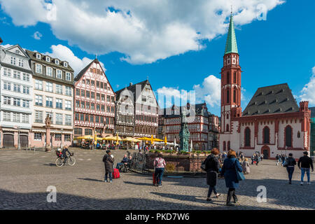 Francoforte, Germania - 28 Aprile 2016: Turistica in vecchi edifici tradizionali a Francoforte in Germania in un giorno di estate. Romerberg town square a Francoforte, G Foto Stock