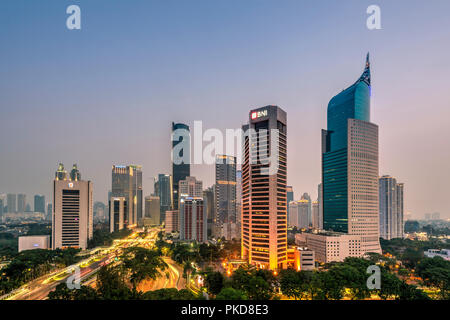 Lo skyline della citta' al tramonto, Jakarta, Indonesia Foto Stock