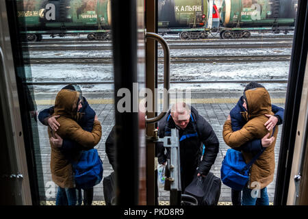 La Siberia, Russia - 20 Marzo 2018: Passeggeri dire addio ai parenti prima di salire a bordo del treno su Novosibirsk stazione ferroviaria, Russia. Foto Stock