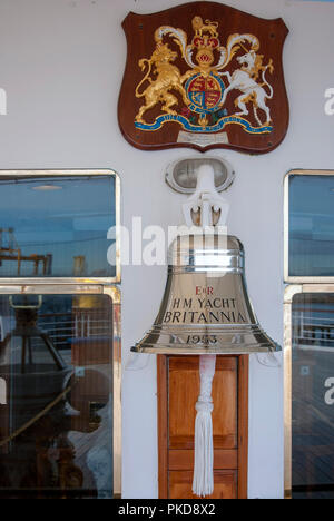 Argento campana navi H.M. Yacht Britannia Leith Edimburgo Scozia UK close up argento campana navi iscritte E11R H.M. Yacht Britannia 1953 sotto pl Foto Stock