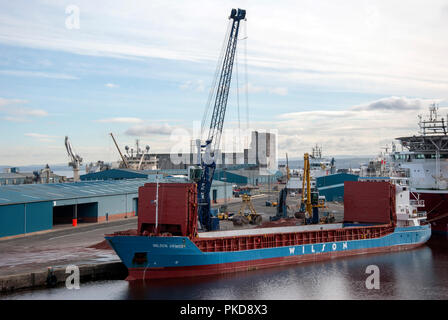 Linee M.T. Wilson Grimsby ormeggiato a Leith Docks Edinburgh Scotland Regno Unito porta anteriore vista laterale del rosso blu 1993 costruito slovacco general cargo NAVE BARCA Foto Stock