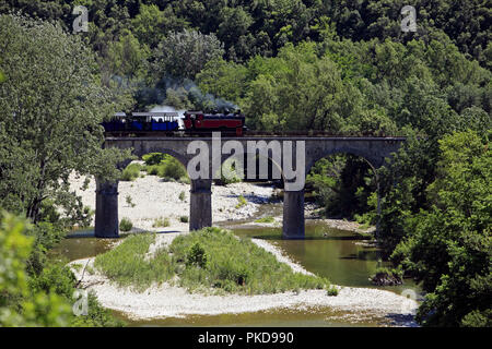 La Cevennes treno a vapore che passa su un ponte sopra il Gardon. Anduze, Occitanie Francia Foto Stock