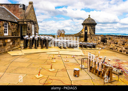 Edimburgo, 25 AGO 2018: Fuochi d'artificio preparazione al Castello di Edimburgo per finale di Edinburgh Fringe Festival Foto Stock