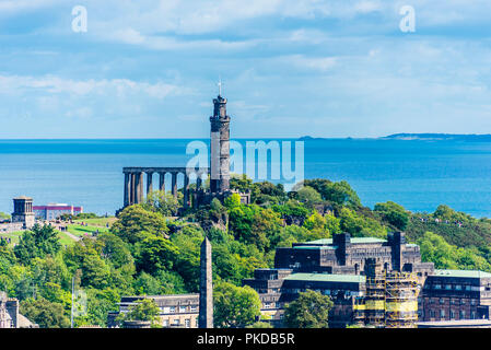 Edinburgh cityscape urban skyline di costruzione vista aerea dal Castello di Edimburgo con Calton Hill Foto Stock