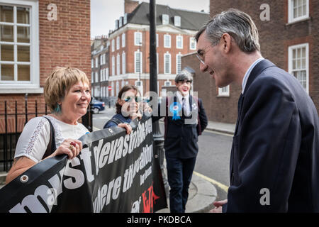 Giacobbe Rees-Mogg e la sua famiglia sono confrontati da anti-capitalista manifestanti dalla guerra di classe gruppo attivista al di fuori della sua casa di Westminster. Londra, Regno Unito. Foto Stock