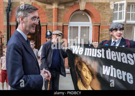 Giacobbe Rees-Mogg e la sua famiglia sono confrontati da anti-capitalista manifestanti dalla guerra di classe gruppo attivista al di fuori della sua casa di Westminster. Londra, Regno Unito. Foto Stock
