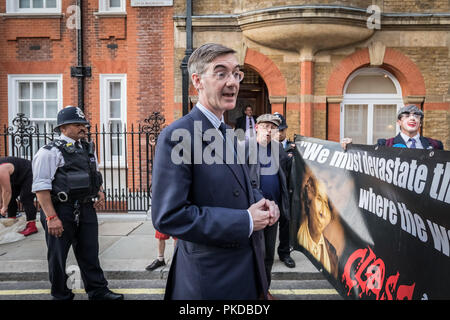Giacobbe Rees-Mogg e la sua famiglia sono confrontati da anti-capitalista manifestanti dalla guerra di classe gruppo attivista al di fuori della sua casa di Westminster. Londra, Regno Unito. Foto Stock