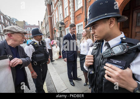 Giacobbe Rees-Mogg e la sua famiglia sono confrontati da anti-capitalista manifestanti dalla guerra di classe gruppo attivista al di fuori della sua casa di Westminster. Londra, Regno Unito. Foto Stock