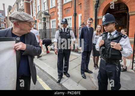 Giacobbe Rees-Mogg e la sua famiglia sono confrontati da anti-capitalista manifestanti dalla guerra di classe gruppo attivista al di fuori della sua casa di Westminster. Londra, Regno Unito. Foto Stock