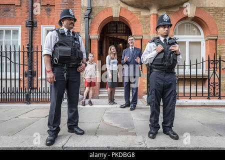 Giacobbe Rees-Mogg e la sua famiglia sono confrontati da anti-capitalista manifestanti dalla guerra di classe gruppo attivista al di fuori della sua casa di Westminster. Londra, Regno Unito. Foto Stock