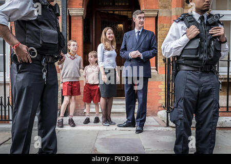 Giacobbe Rees-Mogg e la sua famiglia sono confrontati da anti-capitalista manifestanti dalla guerra di classe gruppo attivista al di fuori della sua casa di Westminster. Londra, Regno Unito. Foto Stock