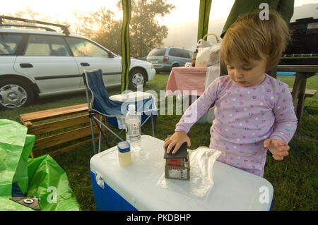 Musica Bluegrass & Folk Music all'anguria Park Fest combina un bel weekend di moonlight Campin' e Pickin' sul fiume. Foto Stock