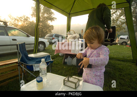 Musica Bluegrass & Folk Music all'anguria Park Fest combina un bel weekend di moonlight Campin' e Pickin' sul fiume. Foto Stock